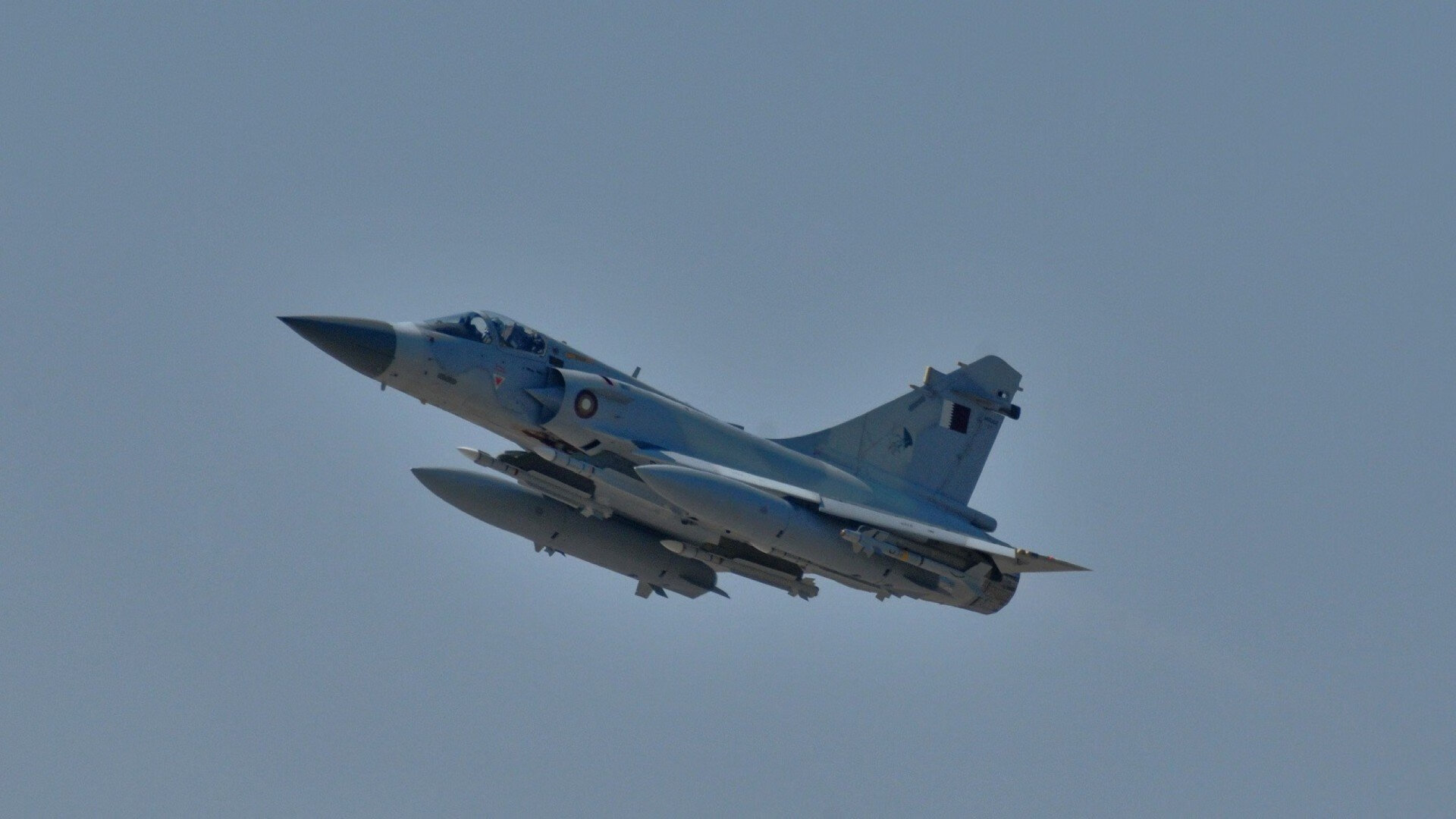 突尼斯希望中场防守压力大，失误增多，突尼斯足球水平