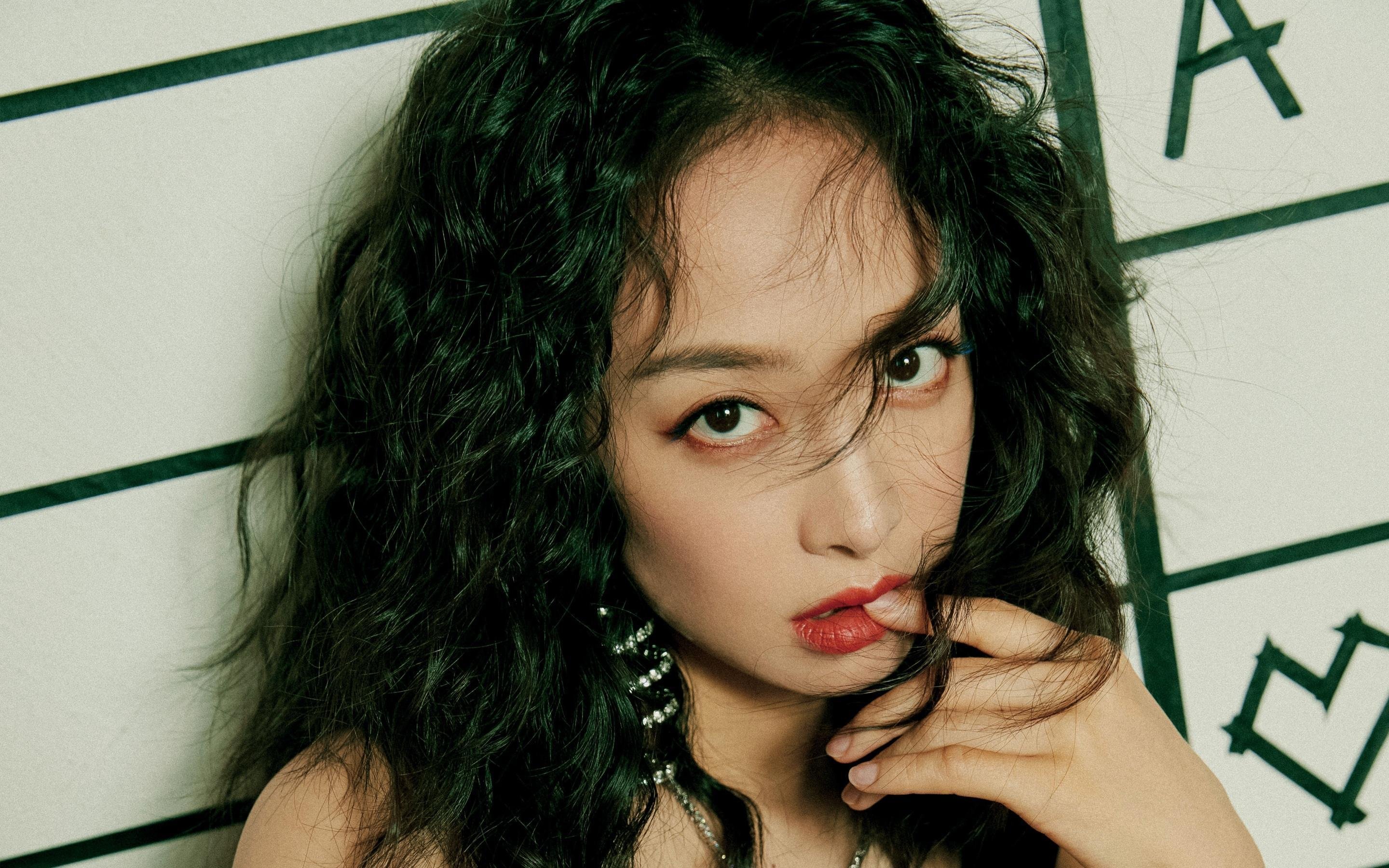 独行侠控卫与青年球员开展一对一教学，独行侠队控卫